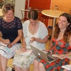 women-in-business-networking-8935871